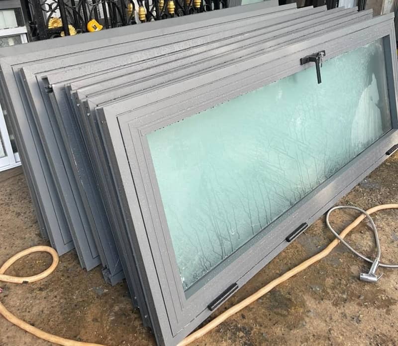 Phân loại trước khi tiến hành thu mua cửa nhôm kính cũ