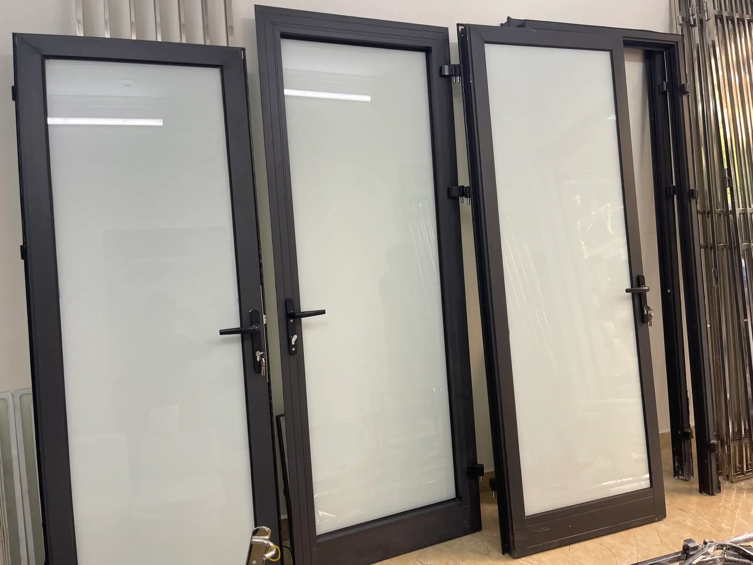 Thu Mua Cửa Nhôm Kính Cũ Tận Nơi – Giá Cao, Không Ép Giá